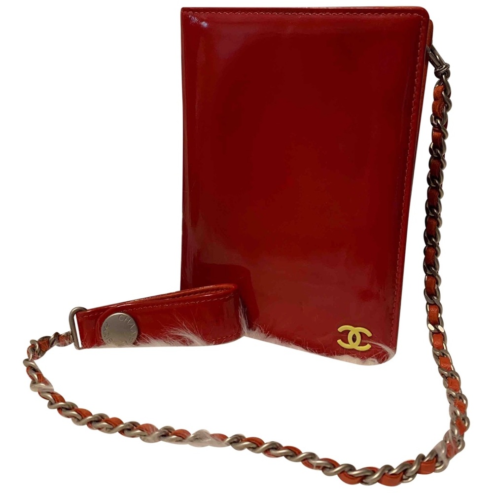 Chanel is wallet with chain
